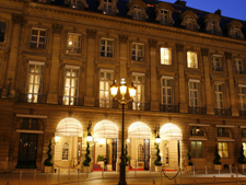 на втором месте знаменитый парижский Ritz, где провела последнюю ночь принцесса Диана